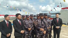 Kepala Staff Angkatan Laut  Laksamana TNI Muhammad Ali didampingi pejabat TNI AL memberikan keterangan saat peluncuran dua unit kapal patroli cepat digalangan kapal Pt Citra Shipyard Sagulung Kota Batam, Selasa (7/5/2024).Matapedia6.com/Luci