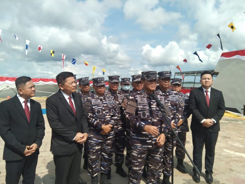 Kepala Staff Angkatan Laut  Laksamana TNI Muhammad Ali didampingi pejabat TNI AL memberikan keterangan saat peluncuran dua unit kapal patroli cepat digalangan kapal Pt Citra Shipyard Sagulung Kota Batam, Selasa (7/5/2024).Matapedia6.com/Luci