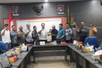 Rombongan anggota Komisi II DPRD Tanah Datar foto bersama sekaligus berikan cendramata kepada DPRD Kota Batam, yang diterima oleh Anggota DPRD Batam Arlon Veristo, Senin (6/5/2024). Matapedia6.com/ Dok DPRD