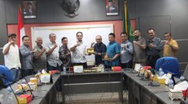 Rombongan anggota Komisi II DPRD Tanah Datar foto bersama sekaligus berikan cendramata kepada DPRD Kota Batam, yang diterima oleh Anggota DPRD Batam Arlon Veristo, Senin (6/5/2024). Matapedia6.com/ Dok DPRD