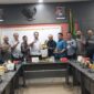Rombongan anggota Komisi II DPRD Tanah Datar foto bersama sekaligus berikan cendramata kepada DPRD Kota Batam, yang diterima oleh Anggota DPRD Batam Arlon Veristo, Senin (6/5/2024). Matapedia6.com/ Dok DPRD