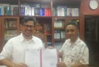 Ketua DPRD Kota Batam Nuryanto bersama Dekan Fakultas Ilmu Sosial dan Politik (FISIP) UNRIKA Askarmin, menunjukkan MoU kerja sama mahasiswa magang di Kantor DPRD. Matapedia6.com/Istimewa
