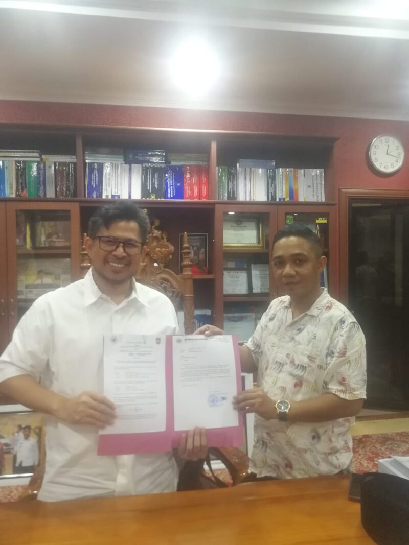 Ketua DPRD Kota Batam Nuryanto bersama Dekan Fakultas Ilmu Sosial dan Politik (FISIP) UNRIKA Askarmin, menunjukkan MoU kerja sama mahasiswa magang di Kantor DPRD. Matapedia6.com/Istimewa