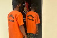 Dua Tersangka pemalsuan surat lahan PT Bintan Property Indo Bintan, yakni Kabid Lalu Lintas Dishub Bintan Muhammad Ridwan dan juru ukur Kelurahan Sei Lekop Budiman, mengenakan baju tahanan sebelum dijebloskan ke penjara, Selasa (7/5/2024).Matapedia6.com/Dok Polres