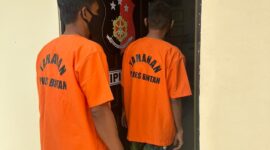 Dua Tersangka pemalsuan surat lahan PT Bintan Property Indo Bintan, yakni Kabid Lalu Lintas Dishub Bintan Muhammad Ridwan dan juru ukur Kelurahan Sei Lekop Budiman, mengenakan baju tahanan sebelum dijebloskan ke penjara, Selasa (7/5/2024).Matapedia6.com/Dok Polres