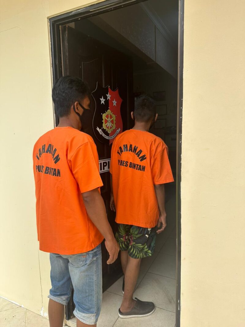 Dua Tersangka pemalsuan surat lahan PT Bintan Property Indo Bintan, yakni Kabid Lalu Lintas Dishub Bintan Muhammad Ridwan dan juru ukur Kelurahan Sei Lekop Budiman, mengenakan baju tahanan sebelum dijebloskan ke penjara, Selasa (7/5/2024).Matapedia6.com/Dok Polres