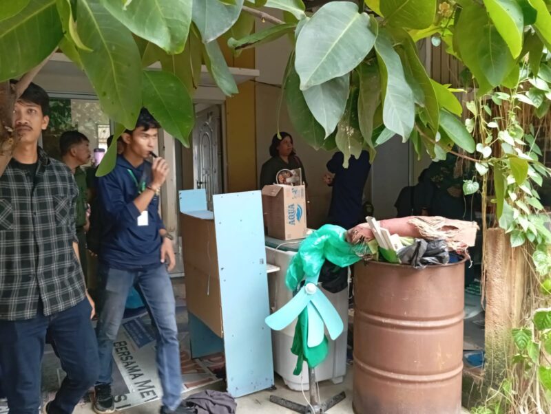 Panitera dan juru sita Pengadilan Negeri (PN) Batam eksekusi satu rumah di Kompleks Perumahan Barelang Blok T No 9, Kelurahan Tanjung Uncang, Kecamatan Batu Aji, Kota Batam, Rabu (8/5/2024). Matapedia6.com/Rega