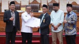 Anggota DPRD Batam Aman, terima laporan pertanggungjawaban wali Kota Batam, usai rapat paripurna di ruang rapat Utama kantor DPRD Batam Rabu (8/5/2024). Matapedia6.com/Dok Diskominfo