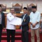Anggota DPRD Batam Aman, terima laporan pertanggungjawaban wali Kota Batam, usai rapat paripurna di ruang rapat Utama kantor DPRD Batam Rabu (8/5/2024). Matapedia6.com/Dok Diskominfo