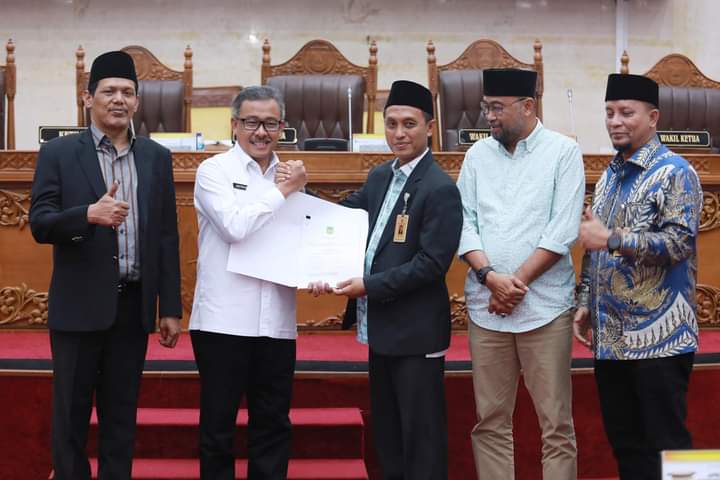 Anggota DPRD Batam Aman, terima laporan pertanggungjawaban wali Kota Batam, usai rapat paripurna di ruang rapat Utama kantor DPRD Batam Rabu (8/5/2024). Matapedia6.com/Dok Diskominfo