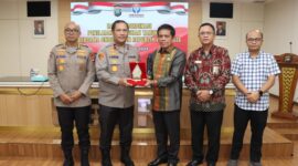 Wakapolda Kepri Brigjen Pol Asep Syafrudin bertukar cendramata dengan Ombudsman Republik Indonesia saat kunjungan ke Polda Kepri sekaligus melakukan penilaian keterbukaan publik di lingkungan Polda Kepri, Selasa (7/5/2024). Matapedia6.com/Dok Humas Polda Kepri