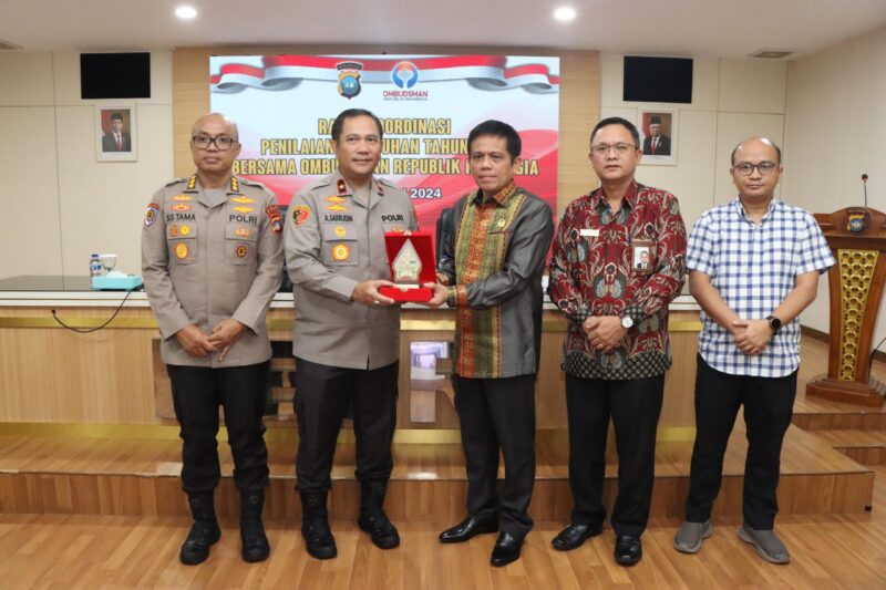 Wakapolda Kepri Brigjen Pol Asep Syafrudin bertukar cendramata dengan Ombudsman Republik Indonesia saat kunjungan ke Polda Kepri sekaligus melakukan penilaian keterbukaan publik di lingkungan Polda Kepri, Selasa (7/5/2024). Matapedia6.com/Dok Humas Polda Kepri