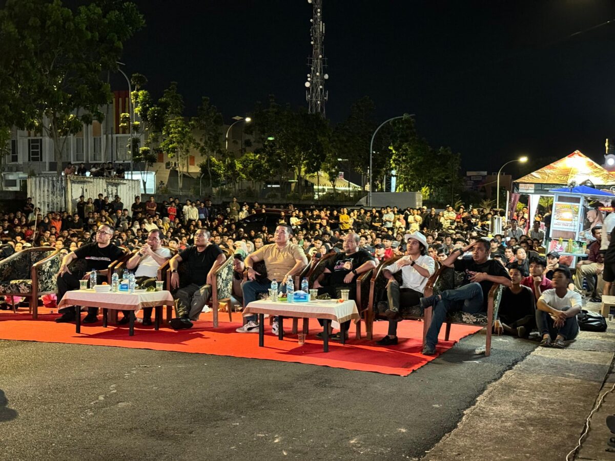 Warga nonton bareng. Foto:Istimewa