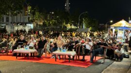 Warga nonton bareng. Foto:Istimewa