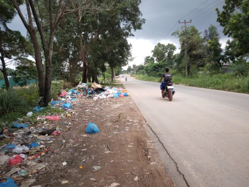 Tumpukan sampah dipinggir jalan menuju Pelabuhan Sagulung, Kota Batam Provinsi Kepri, Sabtu (11/5/2024). Matapedia6.com/Luci