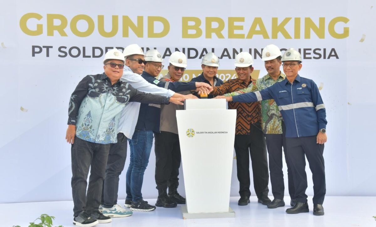 Komisaris Utama Arsari Group Hashim Djojohadikusumo bersama gubernur Kepri, Kapolda Kepri dan Wali kota Bayam, saat menekan tombol peresmian pembangunan PT Solder TIN Andalan Indonesia (Stania), di Kawasan Industri Tunas Prima Blok B1 No 03, Batu Besar, Kota Batam, Jumat (10/5/2024). Matapedia6.com/ Diskominfo Kepri