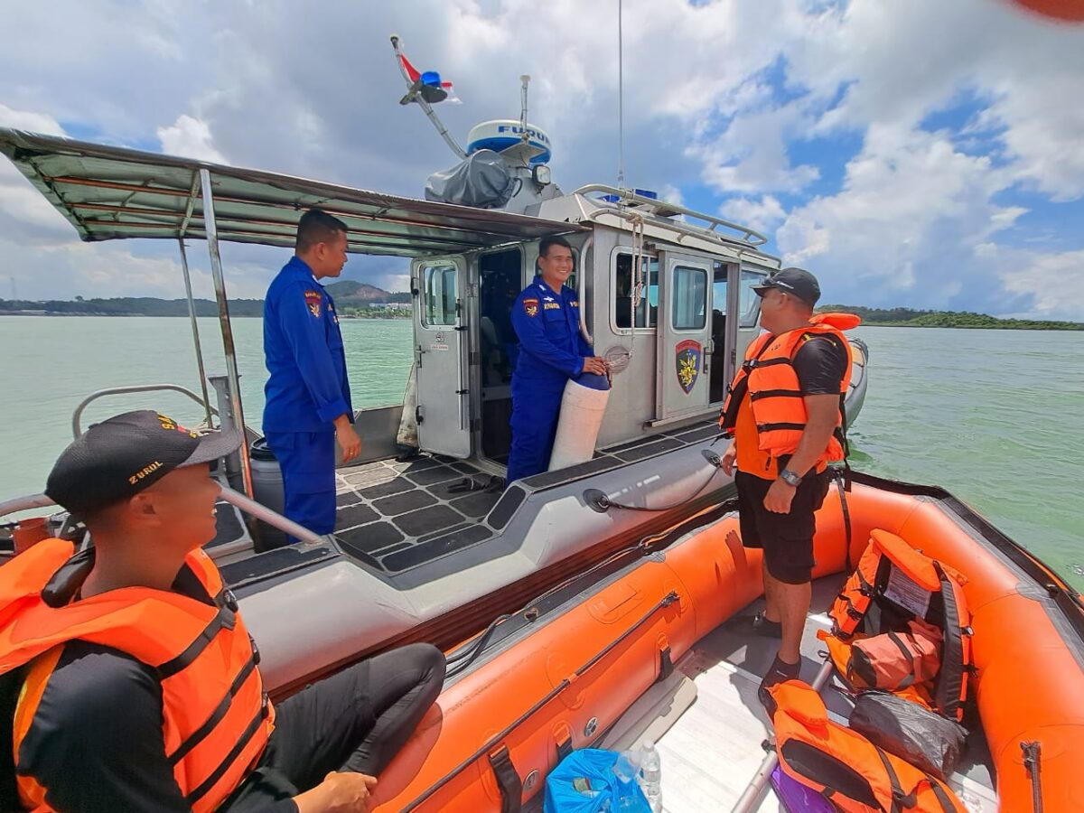 Tim SAR Gabungan bersama Basarnas melakukan pengisian di perairan sekitar jembatan Satu Barelang, mencari pria yang melompat dari jembatan pada Sabtu (11/5/2024). Matapedia6.com/Dok Basarnas