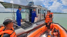 Tim SAR Gabungan bersama Basarnas melakukan pengisian di perairan sekitar jembatan Satu Barelang, mencari pria yang melompat dari jembatan pada Sabtu (11/5/2024). Matapedia6.com/Dok Basarnas