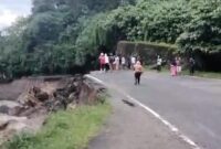 Tangkapan layar video warga melihatkan jalan putus di Sailaiang, Minggu (12/5/2024). Foto:ist