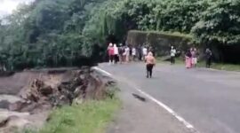 Tangkapan layar video warga melihatkan jalan putus di Sailaiang, Minggu (12/5/2024). Foto:ist