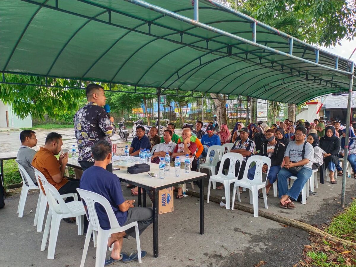 Camat Sagulung Hafiz bersama warga Perumnas beberapa hari lalu. Foto:Ist