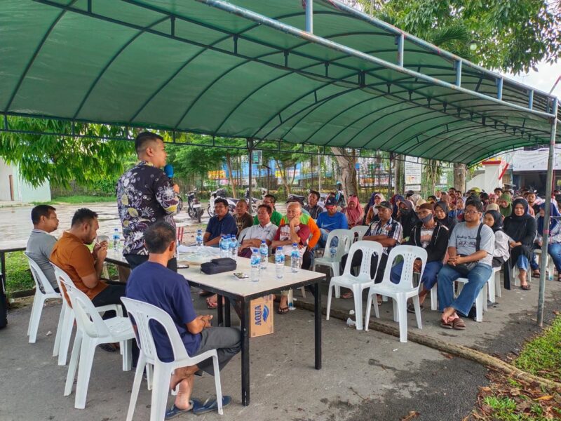Camat Sagulung Hafiz bersama warga Perumnas beberapa hari lalu. Foto:Ist