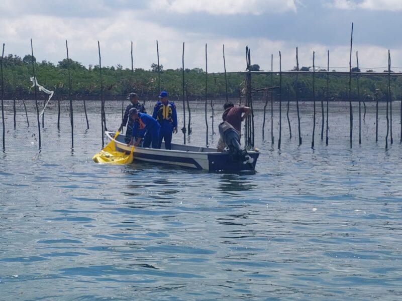 Tim SAR saat melakukan evakuasi jasad pria 20 tahun yang lompat dari Jembatan satu barelang ditemukan dipulau pecung, Kota Batam, Rabu (15/5/2024). Matapedia6.com/Dok Basarnas