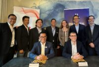 Chief Executive Officer Telin, Budi Satria Dharma Purba (baris depan, kiri) dan Chief Executive Officer BW Digital, Ludovic Hutier (baris depan kanan) beserta jajaran Telin & BW Digital usai penandatanganan nota kesepahaman (MoU) untuk pengembangan dan pembangunan bersama Sistem Komunikasi Kabel Laut (SKKL) Hawaiki Nui 1 di Washington DC saat event International Telecoms Week 2024. Foto:Telkom