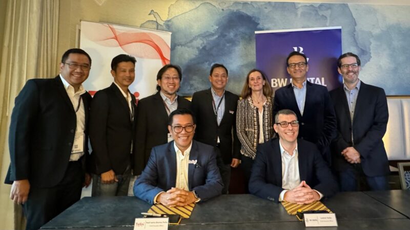 Chief Executive Officer Telin, Budi Satria Dharma Purba (baris depan, kiri) dan Chief Executive Officer BW Digital, Ludovic Hutier (baris depan kanan) beserta jajaran Telin & BW Digital usai penandatanganan nota kesepahaman (MoU) untuk pengembangan dan pembangunan bersama Sistem Komunikasi Kabel Laut (SKKL) Hawaiki Nui 1 di Washington DC saat event International Telecoms Week 2024. Foto:Telkom