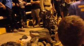 Sepeda motor diduga milik korban yang lompat dari Jembatan 4 Barelang ditinggal di pinggir jalan dan menjadi tontonan warga, Rabu (15/5/2024). Matapedia6.com/ Ist