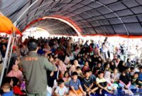 Kepala Badan Nasional Penanggulangan Bencana (BNPB) Letnan Jenderal TNI Suharyanto berdialog dengan warga saat mengunjungi lokasi pengungsian di dua lokasi yakni pengungsian di Simpang Manunggal,  Kecamatan Lima Kaum, Kabupaten Tanah Datar dan pos pengungsian di Bukik Batabuah, Kecamatan Canduang, Kabupaten Agam, Rabu (15/5/2024). Matapedia6.com/ Dok BNPB