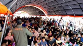 Kepala Badan Nasional Penanggulangan Bencana (BNPB) Letnan Jenderal TNI Suharyanto berdialog dengan warga saat mengunjungi lokasi pengungsian di dua lokasi yakni pengungsian di Simpang Manunggal,  Kecamatan Lima Kaum, Kabupaten Tanah Datar dan pos pengungsian di Bukik Batabuah, Kecamatan Canduang, Kabupaten Agam, Rabu (15/5/2024). Matapedia6.com/ Dok BNPB