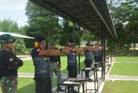 Petugas Rutan tengah menembak di lapangan Marinir. Foto:Istimewa