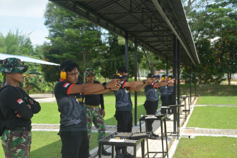 Petugas Rutan tengah menembak di lapangan Marinir. Foto:Istimewa