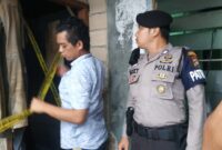 Personel Polsek Batuaji memasang garis polisi di lokasi anak kos di Batuaji yang nekat mengakhiri hidup dengan cara gantung diri, Kamis (16/5/2024). Matapedia6.com/Dok Polsek Batuaji