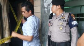 Personel Polsek Batuaji memasang garis polisi di lokasi anak kos di Batuaji yang nekat mengakhiri hidup dengan cara gantung diri, Kamis (16/5/2024). Matapedia6.com/Dok Polsek Batuaji