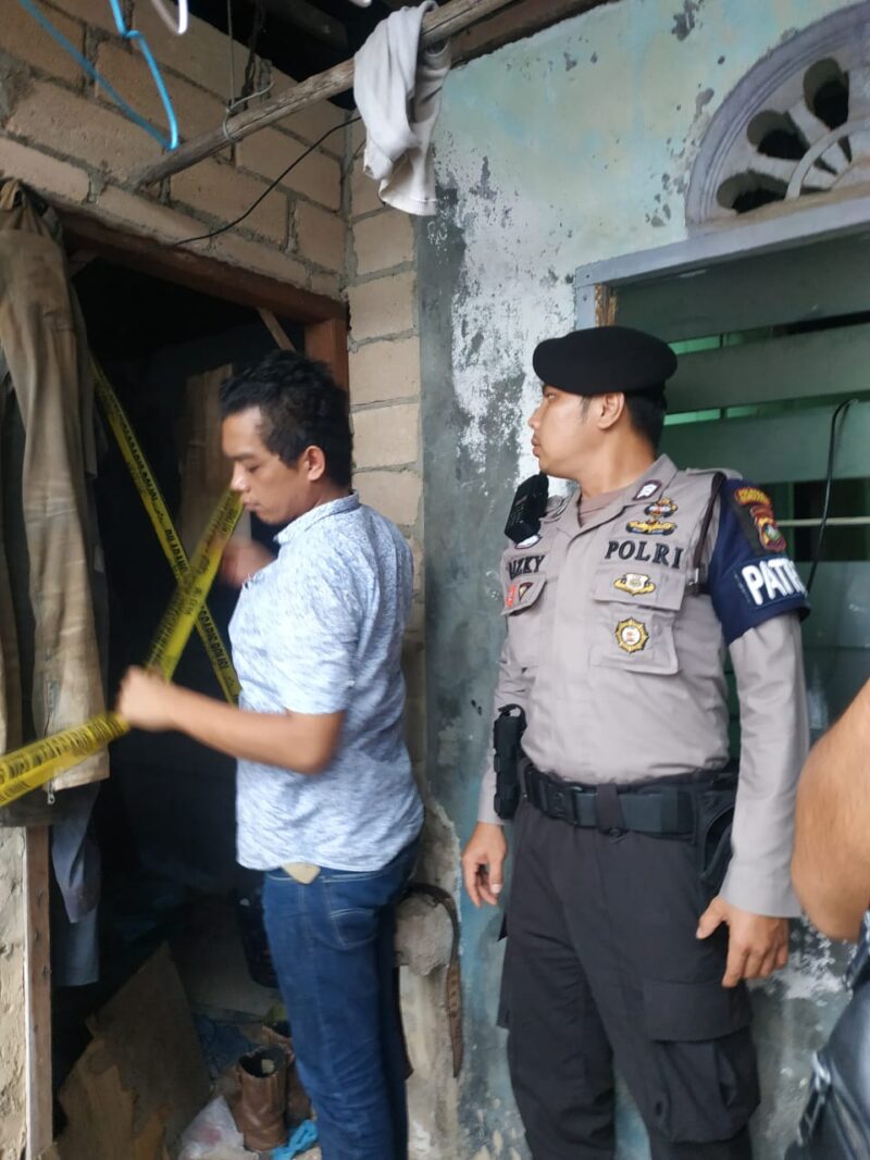 Personel Polsek Batuaji memasang garis polisi di lokasi anak kos di Batuaji yang nekat mengakhiri hidup dengan cara gantung diri, Kamis (16/5/2024). Matapedia6.com/Dok Polsek Batuaji