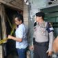 Personel Polsek Batuaji memasang garis polisi di lokasi anak kos di Batuaji yang nekat mengakhiri hidup dengan cara gantung diri, Kamis (16/5/2024). Matapedia6.com/Dok Polsek Batuaji