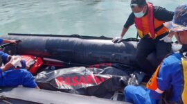 Petugas Tim SAR Gabungan melakukan evakuasi terhadap jenazah pria yang melompat dari jembatan empat Barelang Batam, Jumat (17/5/2024). Matapedia6.com/Dok Basarnas