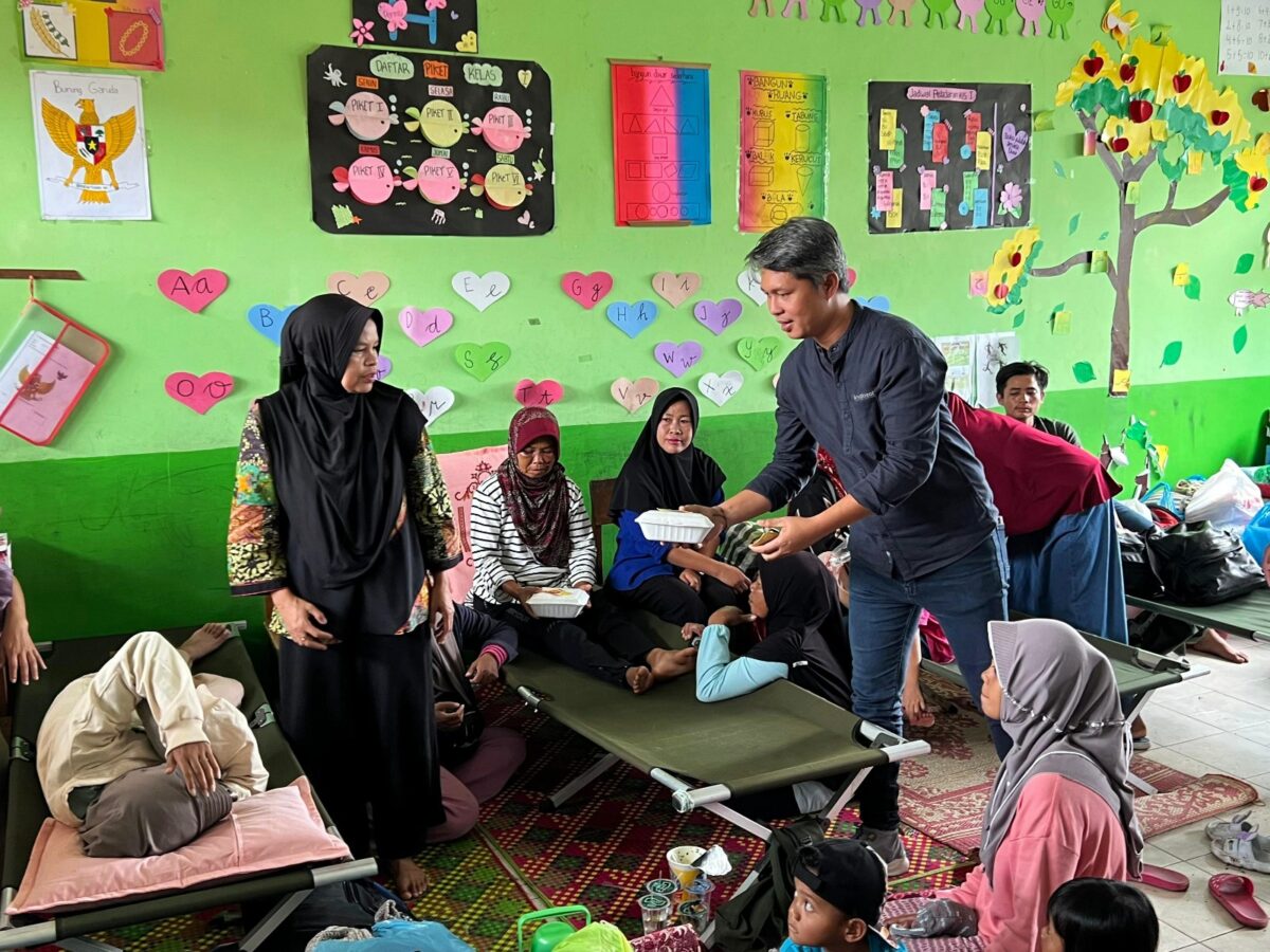 Karyawan Indosat berikan bantuan ke warga. Foto:Istimewa