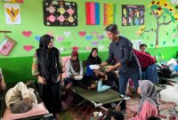 Karyawan Indosat berikan bantuan ke warga. Foto:Istimewa