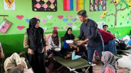 Karyawan Indosat berikan bantuan ke warga. Foto:Istimewa