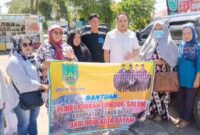Anggota DPRD Kota Batam Arlon Veristo tengah menyalurkan bantuan korban Galodo, Jumat (17/5/2024). Foto:Dok/matapedia6