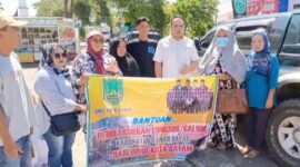 Anggota DPRD Kota Batam Arlon Veristo tengah menyalurkan bantuan korban Galodo, Jumat (17/5/2024). Foto:Dok/matapedia6