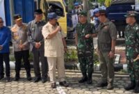 Presiden terpilih Prabowo Subiyanto sekaligus Menteri Pertahanan Republik Indonesia memberikan instruksi kepada Tim Tanggap bencana saat kunjungannya ke Sumatera Barat, Jumat (14/5/2024). Matapedia6.com/ Dok BNPB