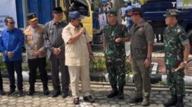 Presiden terpilih Prabowo Subiyanto sekaligus Menteri Pertahanan Republik Indonesia memberikan instruksi kepada Tim Tanggap bencana saat kunjungannya ke Sumatera Barat, Jumat (14/5/2024). Matapedia6.com/ Dok BNPB