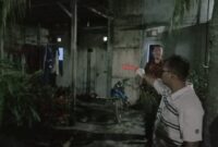 Polisi indentifikasi lokasi penemuan mayat diduga tergantung di Sagulung, Jumat (17/5/2024). Foto:Dok/Polsek Sagulung