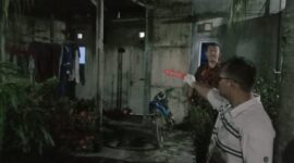 Polisi indentifikasi lokasi penemuan mayat diduga tergantung di Sagulung, Jumat (17/5/2024). Foto:Dok/Polsek Sagulung