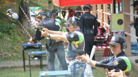 Kapolda Kepri Irjen Pol Yan Fitri Halimansyah memberikan tembakan pertama membidik target yang disediakan saat membuka turnamen menembak dalam rangka HUT Bhayangkara ke-78. Matapedia6.com/ Dok Humas Polda