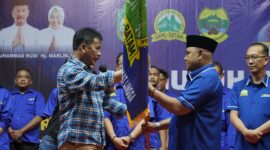 Muhammad Rudi mengukuhkan Pengurus Kekerabatan Keluarga Masyarakat Lingga (KKML) Kota Batam Masa Bakti 2024-2029 di Golden Prawn, Minggu (19/5/2024). Foto:Humas BP Batam